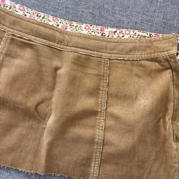Vintage Liz Claiborne Tan Corduroy Mini Skirt (Sz 10) - Picture 2 of 7